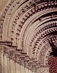 Dettaglio scultoreo dalla facciata del portale principale
