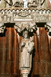 Il portale ovest con statua della Madonna col Bambino e rilievo del Giudizio Universale