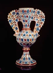 Vaso smaltato a stagno con decorazione a lustro, ispano-moresco, Valencia, 3o quarto del XV secolo