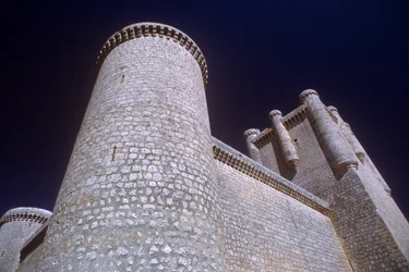 Vista di una torre del tamburo e del mastio dal basso