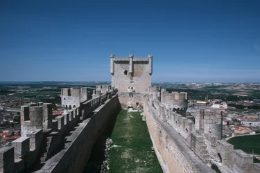 Veduta delle mura del castello e del mastio