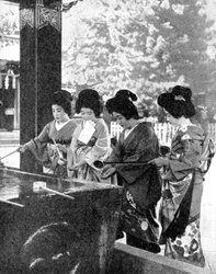Donne giapponesi che si lavano le mani prima di entrare in un tempio, 1936