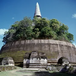 Veduta dello stupa Rankoth Vehera