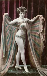 Cartolina raffigurante una danzatrice orientale