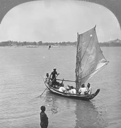 Una barca a vela sul fiume Irawaddy, Birmania, 1908
