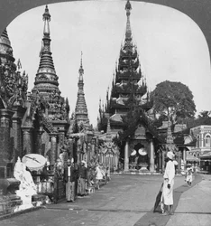 Lungo la piattaforma verso la salita meridionale, Pagoda Shwedagon, Rangoon, Birmania, 1908