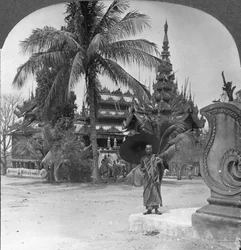 Monastero buddista usato come casa e scuola per sacerdoti, Mandalay, Birmania, 1908