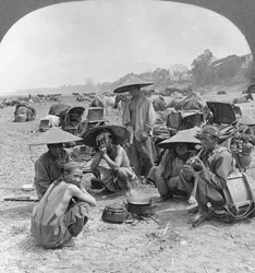 Carovana in rotta per la Cina accampata a Bhamo, Birmania, 1908