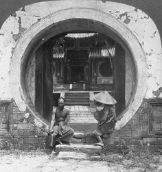 Curioso portale, ingresso a una casa joss, Bhamo, Birmania, 1908