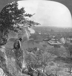 Veduta generale di Mandalay, Birmania, con il muro della fortezza