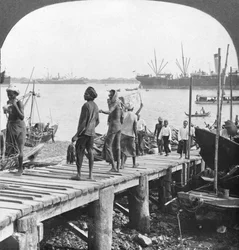 Piattaforma di sbarco sul fiume Irawaddy, Rangoon, Birmania, 1908
