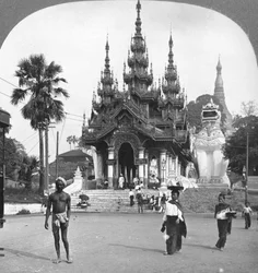 Ingresso principale, Pagoda Shwedagon, Rangoon, Birmania, 1908