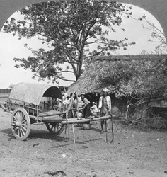 Casa di villaggio costruita con bambù e foglie, Birmania