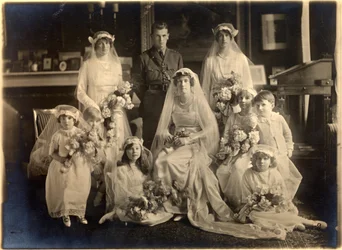 Ritratto di gruppo del matrimonio di Lady Blanche Cavendish e del Colonnello Ivan Murray, Cappella delle Guardie, Lansdowne House, 21 aprile 1919