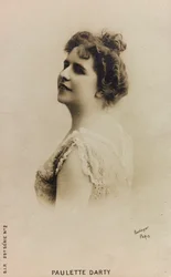 Ritratto della cantante francese Paulette de Bardy, conosciuta come Paulette Darty; cartolina