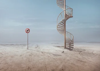 Una scala surreale nel deserto