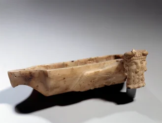 Arte della Mesopotamia: lampada decorata con un toro androcefalo (in alabastro) periodo sumero (circa 2400 a.C.). Parigi, Museo del Louvre