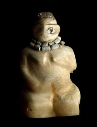 Bassa Mesopotamia, Iraq, arte sumera: statuetta in alabastro di una donna inginocchiata proveniente dal sito di Tell es-Sawwan. 3000 a.C. Dimensioni: 9,4 cm. Baghdad, Museo nazionale dell
