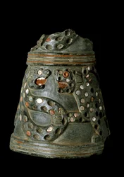 Bassa Mesopotamia, Iraq, arte sumera: vaso in serpentino dal tempio della dea Inanna, sito di Nippur: rappresentazione di una lotta tra una leonessa e un serpente. 2600-2500 a.C. Altezza 14,2 x diametro 12,5 cm. Baghdad, Museo Nazionale dell