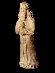 Civiltà sumera: statuetta in terracotta di genio protettore deposta sotto le fondamenta di una casa