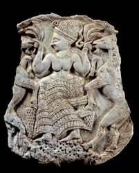 Coperchio in avorio scolpito: dea micenea della fecondità come padrona degli animali. Da Twink El Beida, Siria. XIII secolo a.C. Parigi, Museo del Louvre