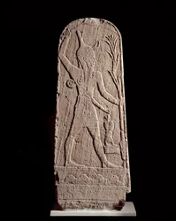 Arte orientale: stele del dio Baal con fulmine. (Dio guerriero che protegge il re) Scultura del XV secolo a.C., Siria. Parigi, Museo del Louvre