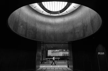 Passeggiata solitaria: architettura moderna