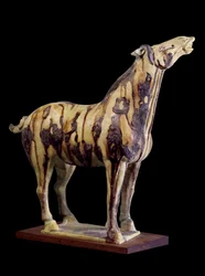Arte cinese: statuetta funeraria in terracotta con smalti tricolori raffigurante un cavallo hennin. Dalla tomba della principessa Yong Tai (502-594 d.C.), Chensi. Dinastia Tang (618-907 d.C.)