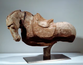 Arte cinese: Cavallo di legno. Scultura del periodo Tang (618-907). Parigi, Musee Cernuschi