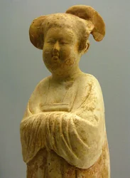 Ceramica dipinta e dorata, statuetta femminile, dinastia Tang (618-907), Museo nazionale di Shanghai. Fotografia di Léonard de Selva, Cina, 2006.