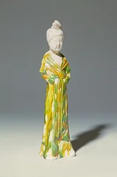 Figura in ceramica sancai di una dama di corte in piedi, Dinastia Tang