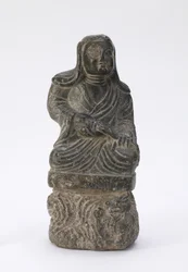 Piccola statua di un sacerdote buddista