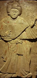 Stele di terracotta con musicista, Dinastia Tang (618-907), scoperta nella Provincia di Shaanxi, Museo della Foresta delle Stele a Xian. Fotografia, Leonard de Selva, Cina, 2006.