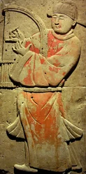 Stele di terracotta con musicista, Dinastia Tang (618-907), scoperta nella Provincia di Shaanxi, Museo della Foresta delle Stele a Xian. Fotografia, Leonard de Selva, Cina, 2006.