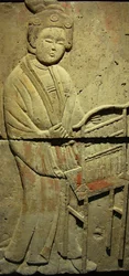 Stele in terracotta con musicista, Dinastia Tang (618-907), scoperta nella provincia di Shaanxi, Museo delle Stele a Xian. Fotografia, Leonard de Selva, Cina, 2006