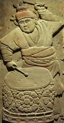 Stele in terracotta con musicista, Dinastia Tang (618-907), scoperta nella Provincia di Shaanxi, Museo delle Stele a Xian. Fotografia, Leonard de Selva, Cina, 2006