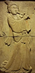 Stele in terracotta con musicista, Dinastia Tang (618-907), scoperta nella Provincia di Shaanxi, Museo della Foresta delle Stele a Xian. Fotografia, Leonard de Selva, Cina, 2006