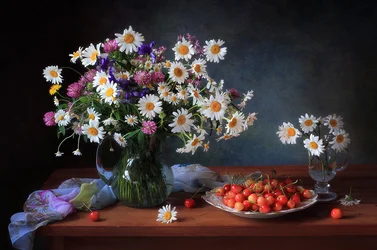 Margherite fresche e ciliegie