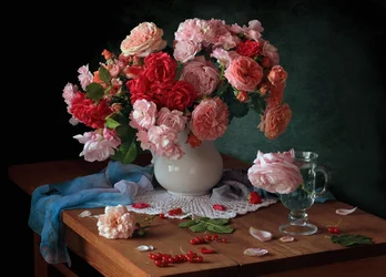 Natura morta con rose romantiche