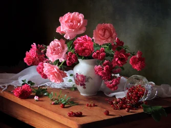 Rose e bacche dai colori vivaci