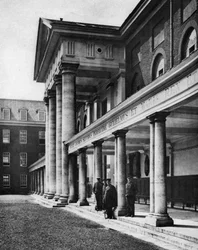 Pensionati nel grande quadrilatero del Chelsea Royal Hospital, Londra