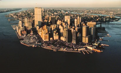 Vista aerea del lungomare di Lower Manhattan dal porto di New York, inclusi il World Trade Center