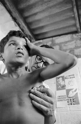 Dottore americano usa lo stetoscopio per diagnosticare un bambino ecuadoriano malato sulla nave ospedale SS Hope