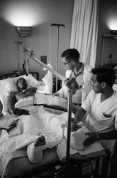 Soldati americani feriti nella guerra del Vietnam vengono trasportati in aereo in un ospedale a Clark A...