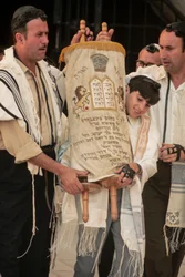 Ragazzo del Bar Mitzvah porta la Toraj al Bar Mitzvah