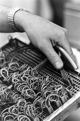Operatore di computer Don Murray lavora con un primo computer digitale IBM che utilizza schede perforate