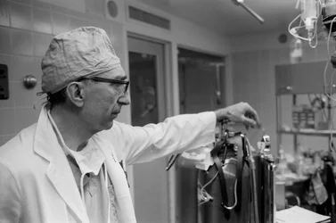 Dr. Michael DeBakey, chirurgo cardiovascolare, al Texas Medical Center