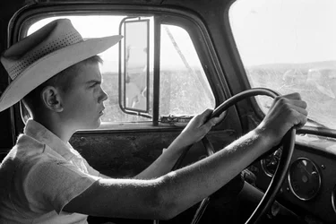 Il contadino Ed Ker al Ranch A.M. Ker è un colono agricolo che coltiva erba medica