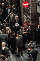 Mercato delle materie prime del venerdì con agricoltori e altri uomini con cappelli