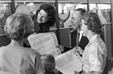 Famiglia Vic Pakka di Denver visita la Fiera Mondiale di Seattle con stampe da un computer UNIVAC